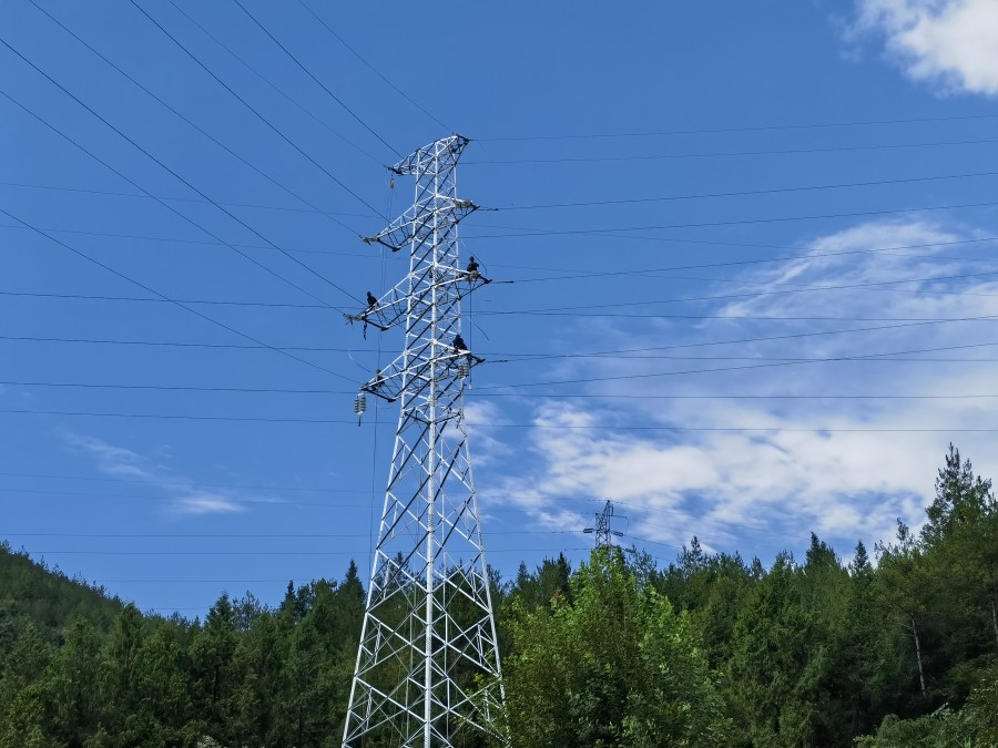 圖片說明:輸電線路緊線作業(yè)